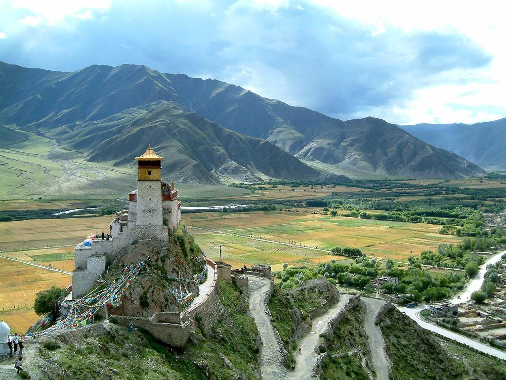 http://soleans.ru/wp-content/uploads/Yumbulagang-Monastery-Tibet.jpg